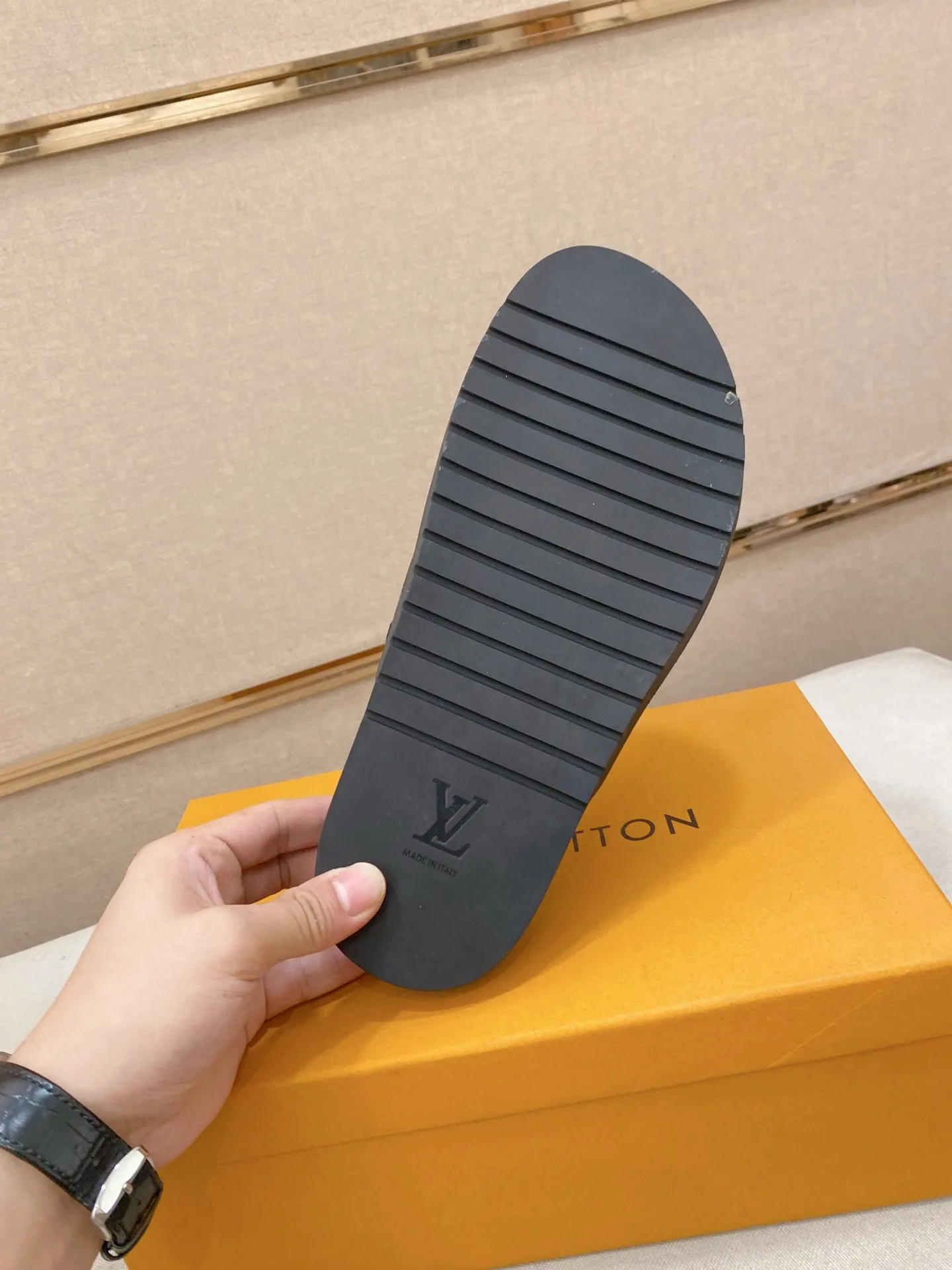Men's shoes💰: 320💰Made by LV🔍Top purchasing agent, men's spring and summer slippers are available at the same counter. The uppers are made of cowhide imported from Italy, with logo graphics and high-quality craftsmanship. Soles: original soles specially provided by the original factory. Exclusive molded soles are super comfortable. Original goods with single order, 🔍🔍high quality, you can enter and exit the counter at will. Welcome to compare, code number 38-44. Can be customized45